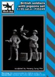 F35249 1/35 British soldiers with pigeon set