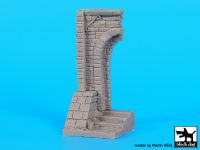 D35072 1/35 Ruined entrance with stairs base Blackdog