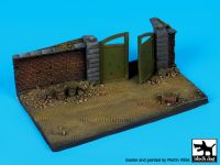 D72024 1/72 Wall with gate base Blackdog